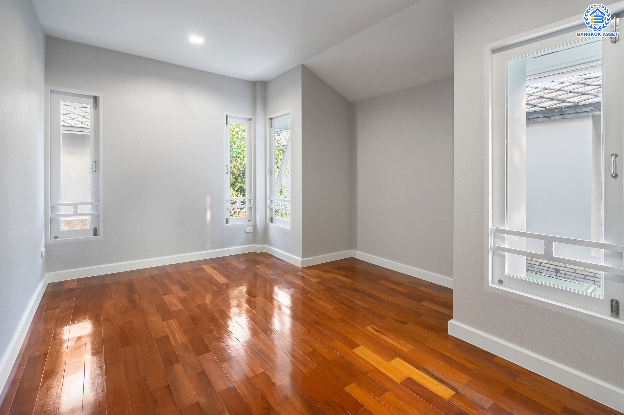 บ้านมือสองตกแต่งใหม่ ม.โนเบิลวานา ปิ่นเกล้า1 บ้านเดี่ยวหลังใหญ่ เนื้อที่ 65.6 ตร.ว. ฟังก์ชัน 3 ห้องนอน 4 ห้องน้ำ 1 ห้องแม่บ้าน จอดรถได้ 2 คัน บนสุดยอดทำเลเดินทางสะดวก หน้าโครงการติดถนนใหญ่บรมราชชนนี ใกล้ทางคู่ขนานลอยฟ้าบรมราชชนนี ม.มหิดล เซ็นทรัลศาลายา และรายล้อมด้วยสิ่งอำนวยความสะดวกครบ